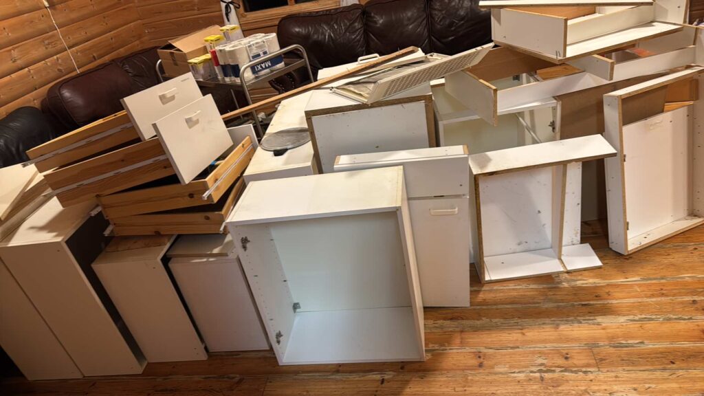 Gamle kjøkkenskap og skuffer tatt ut fra kjøkkenet