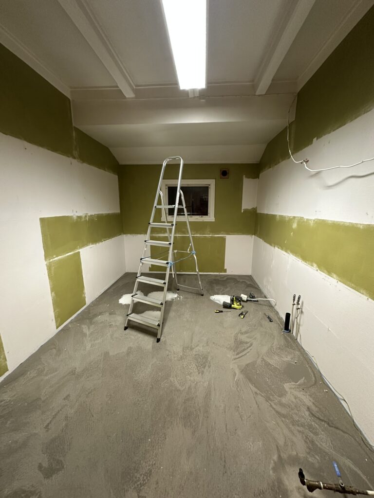 Fuging og sliping av vegg før maling