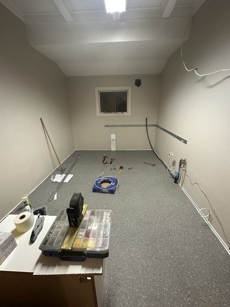 Kjøkkenet har blitt malt og fått gulvebelegg