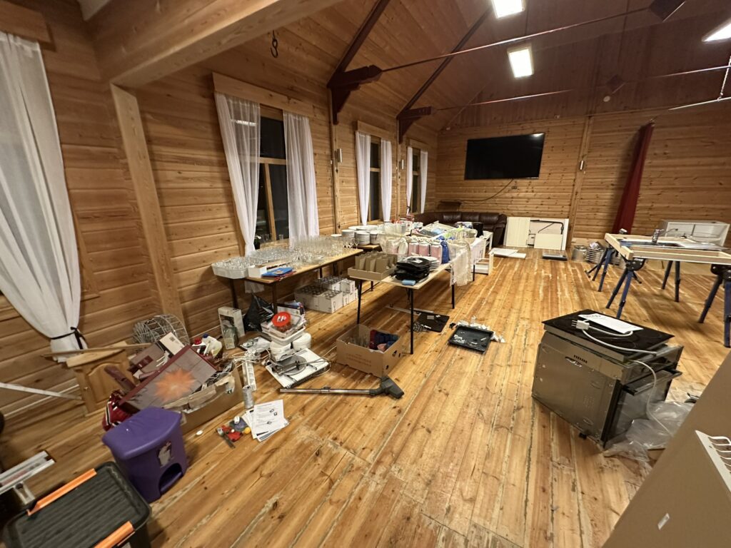 Salen er full av gamle kjøkkenredskaper, fat og diverse rot