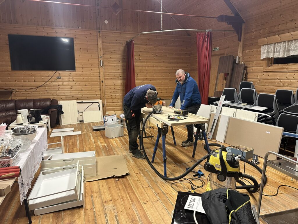 Kristian og Jan Erling fikser benkeplate