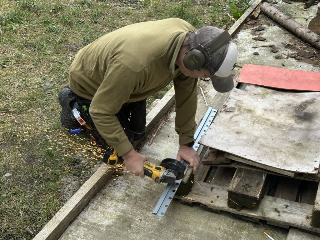 Terje kutter skinne for oppheng av hjørneskap