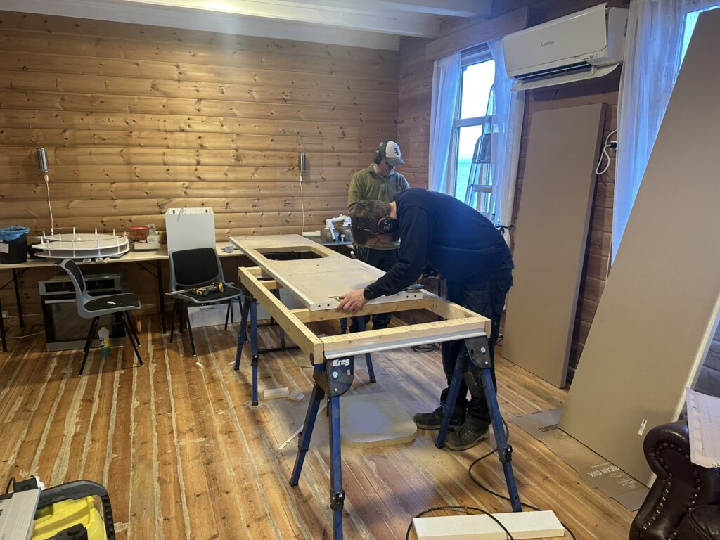 Terje og Kristian fikser benkeplate